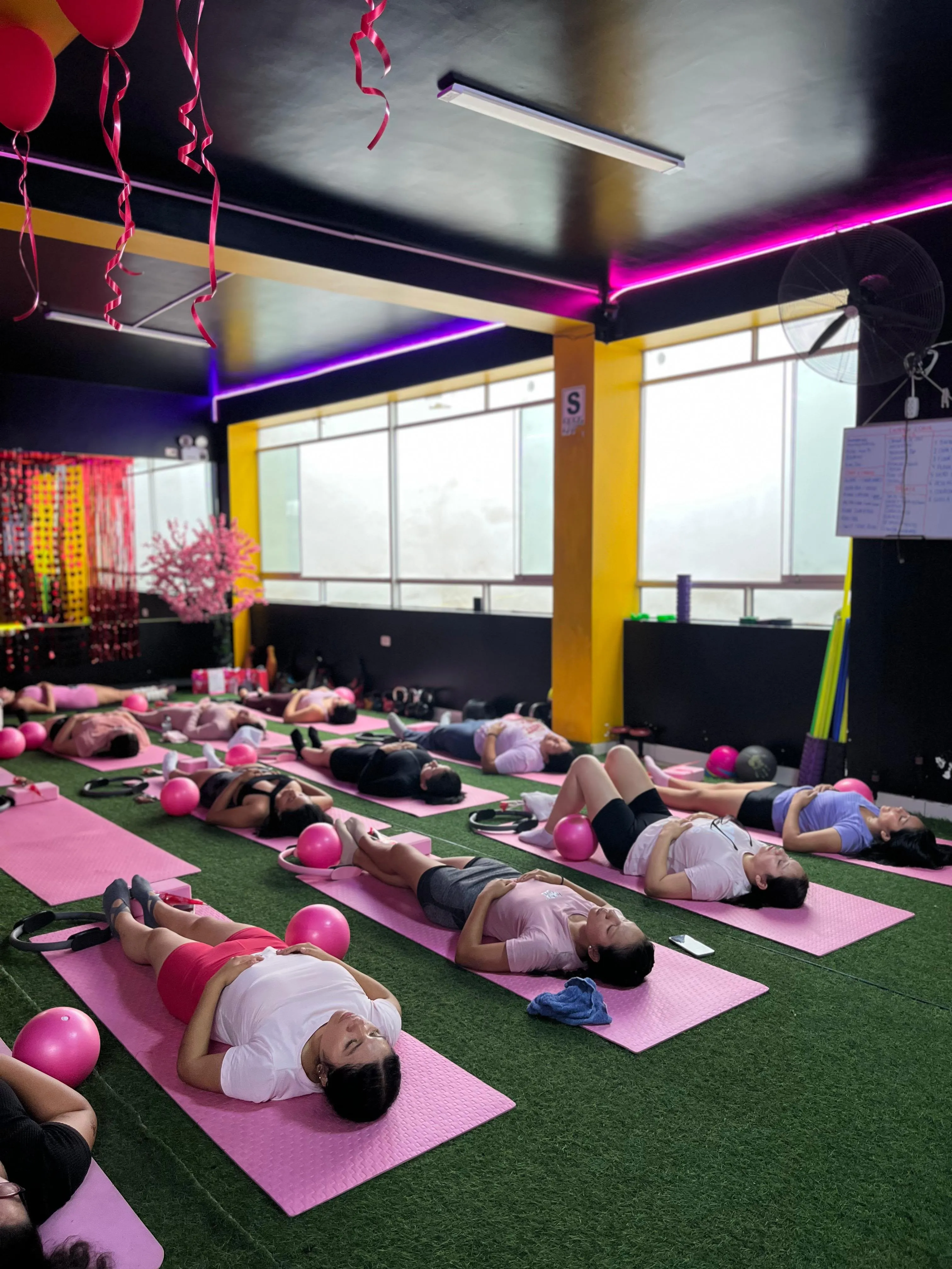 Clase grupal de Pilates en el estudio BrendiSoulFit
